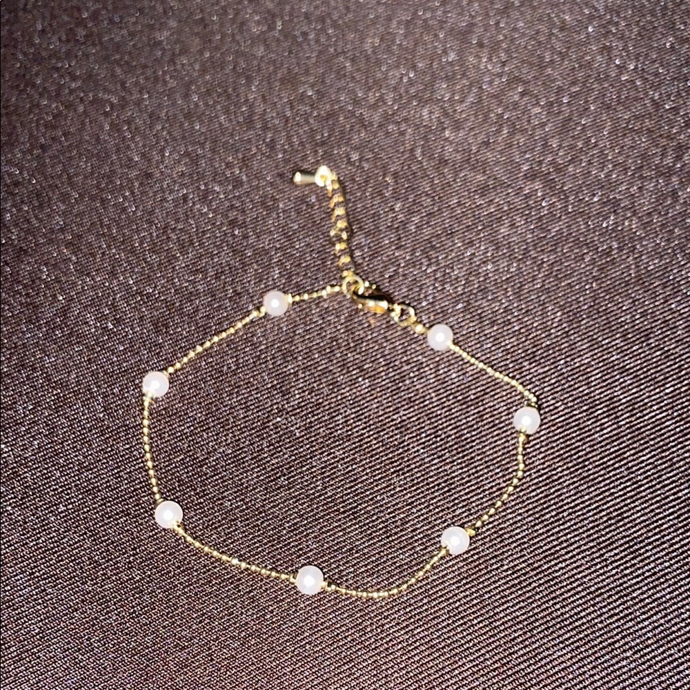 Elegant Gold and Pearl Bracelet